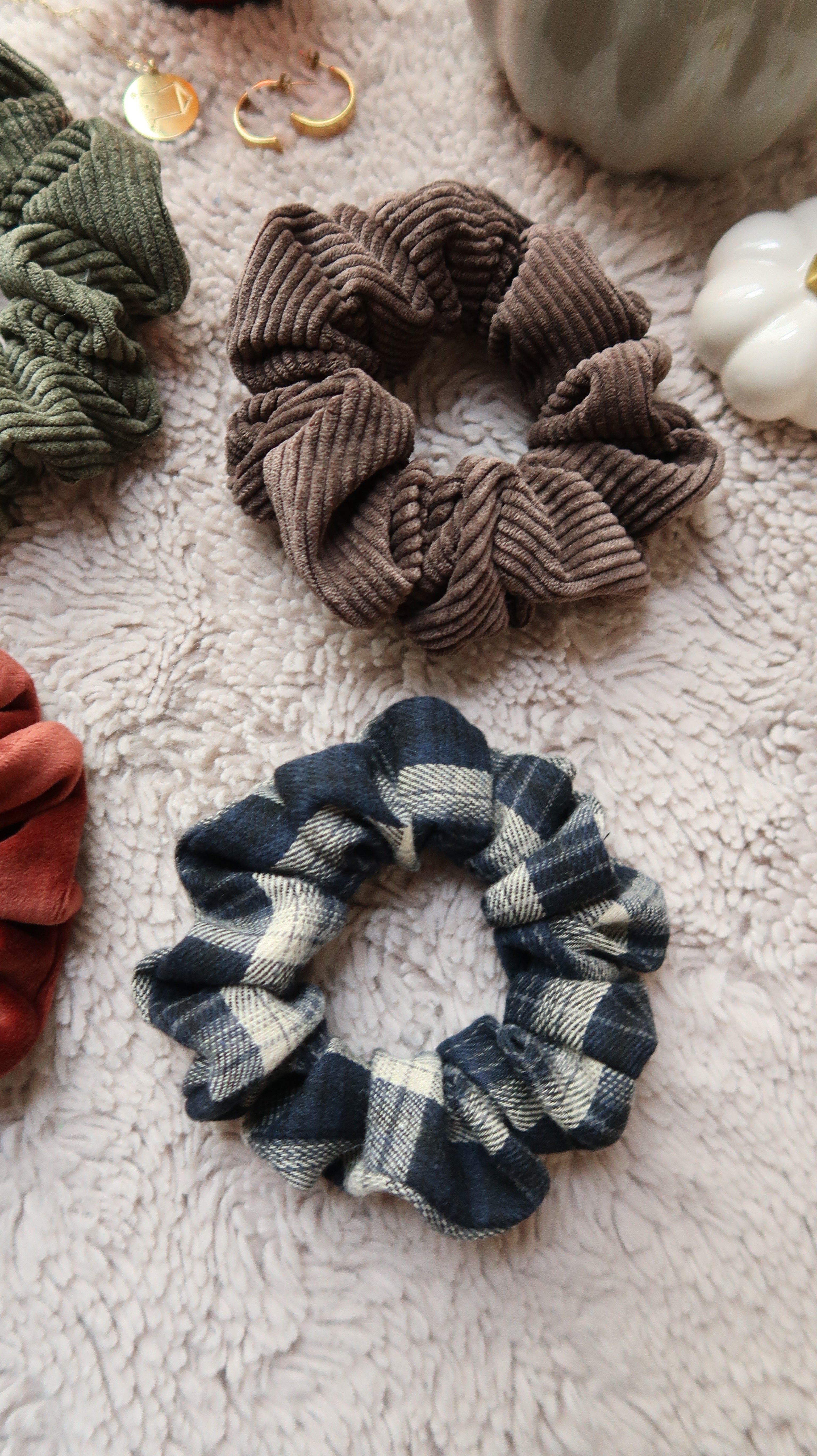 Scrunchie Cosy - Lainage bleu nuit & crème à carreaux, taille médium Ma boutique