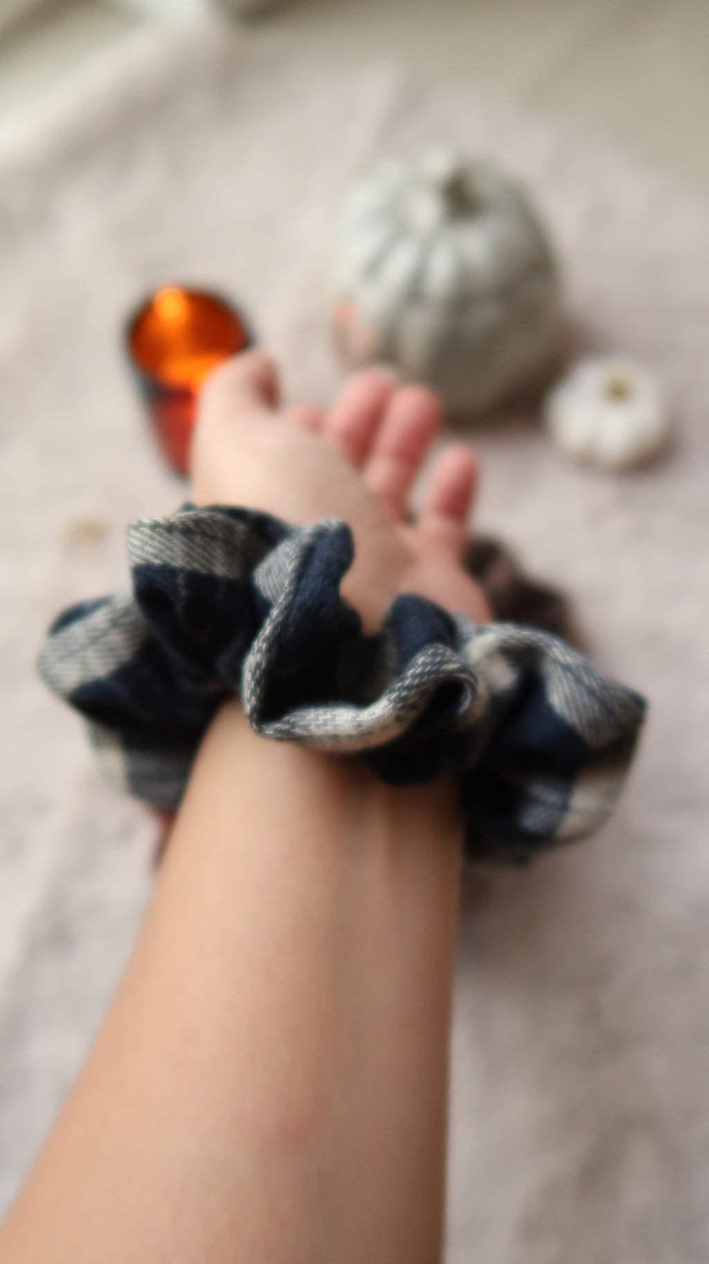 Scrunchie Cosy - Lainage bleu nuit & crème à carreaux, taille médium Ma boutique