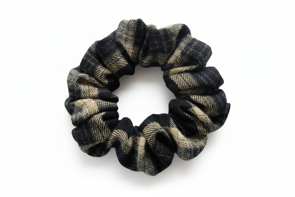 Scrunchie Cosy - Lainage bleu nuit & crème à carreaux, taille médium Ma boutique