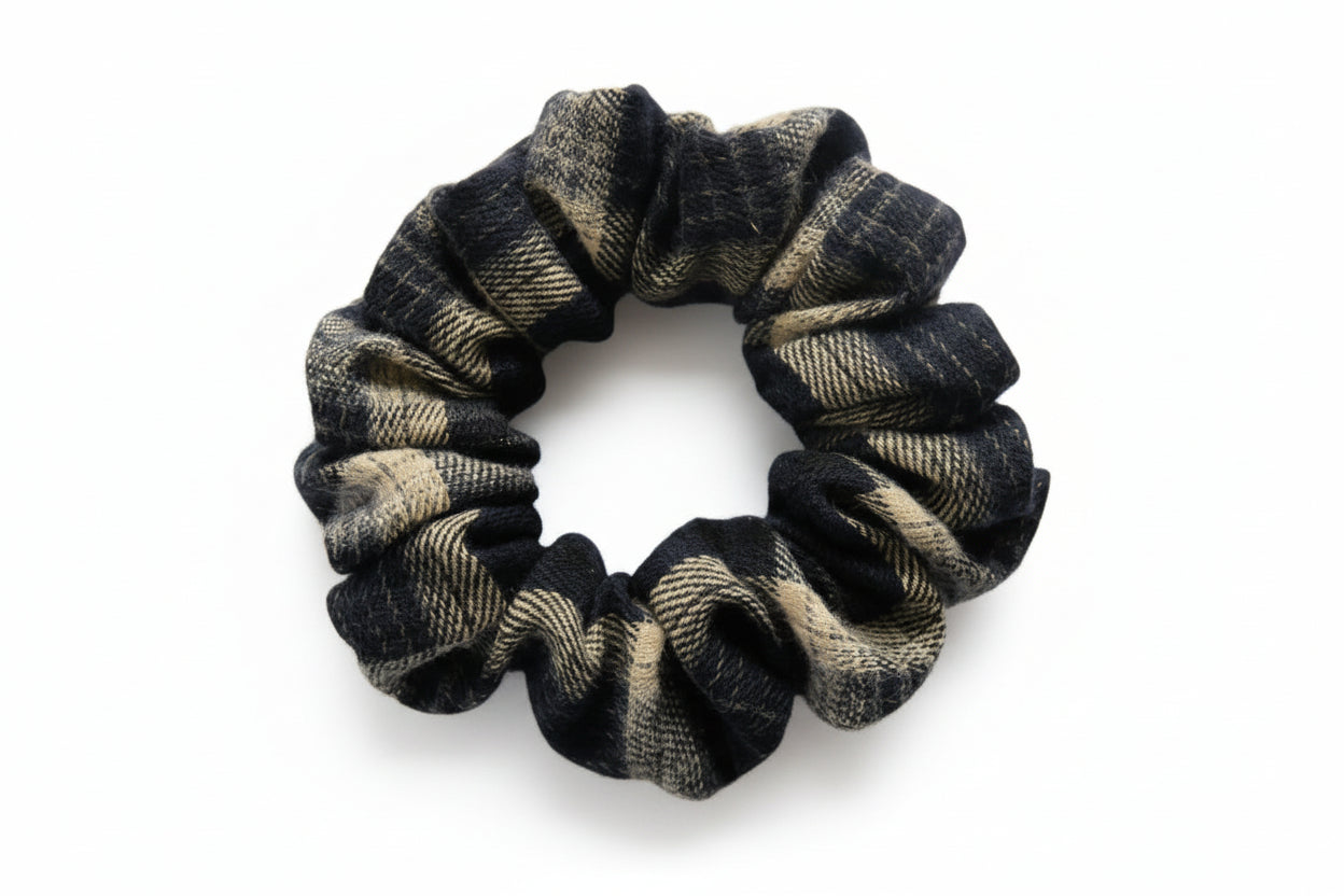 Scrunchie Cosy - Lainage bleu nuit & crème à carreaux, taille médium Ma boutique