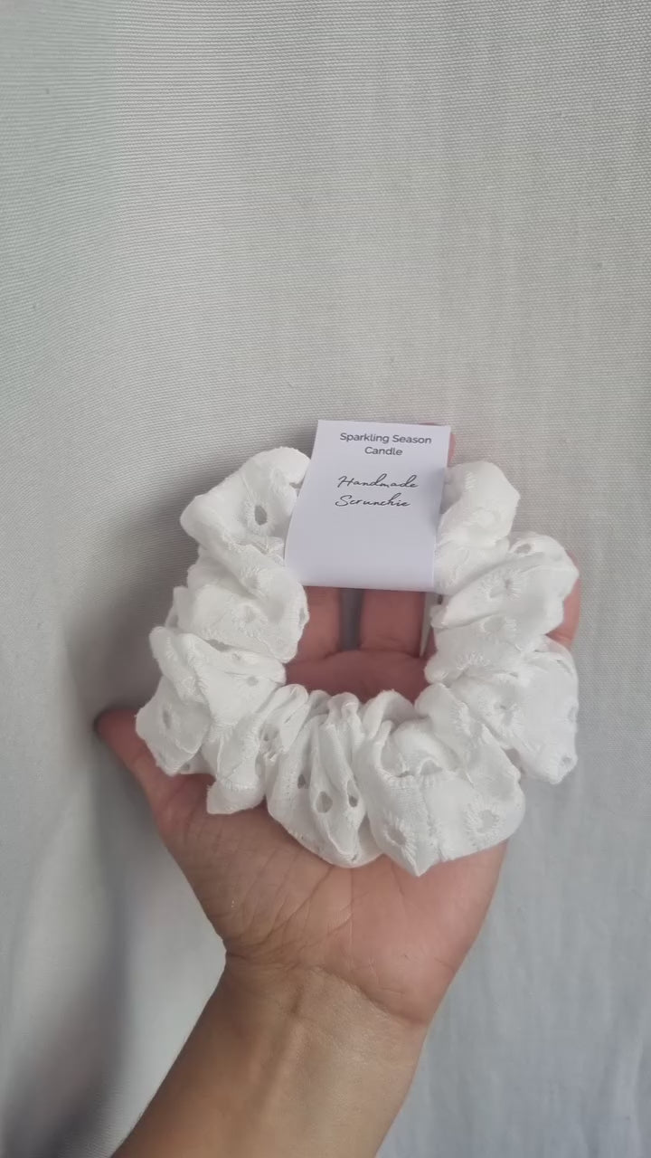 Scrunchie Isla – Scrunchie en broderie anglaise blanche fait main (100% coton)