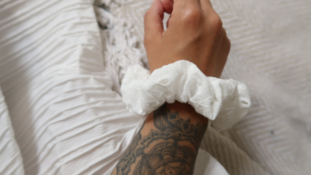 Scrunchie Isla – Scrunchie en broderie anglaise blanche fait main (100% coton) Ma boutique
