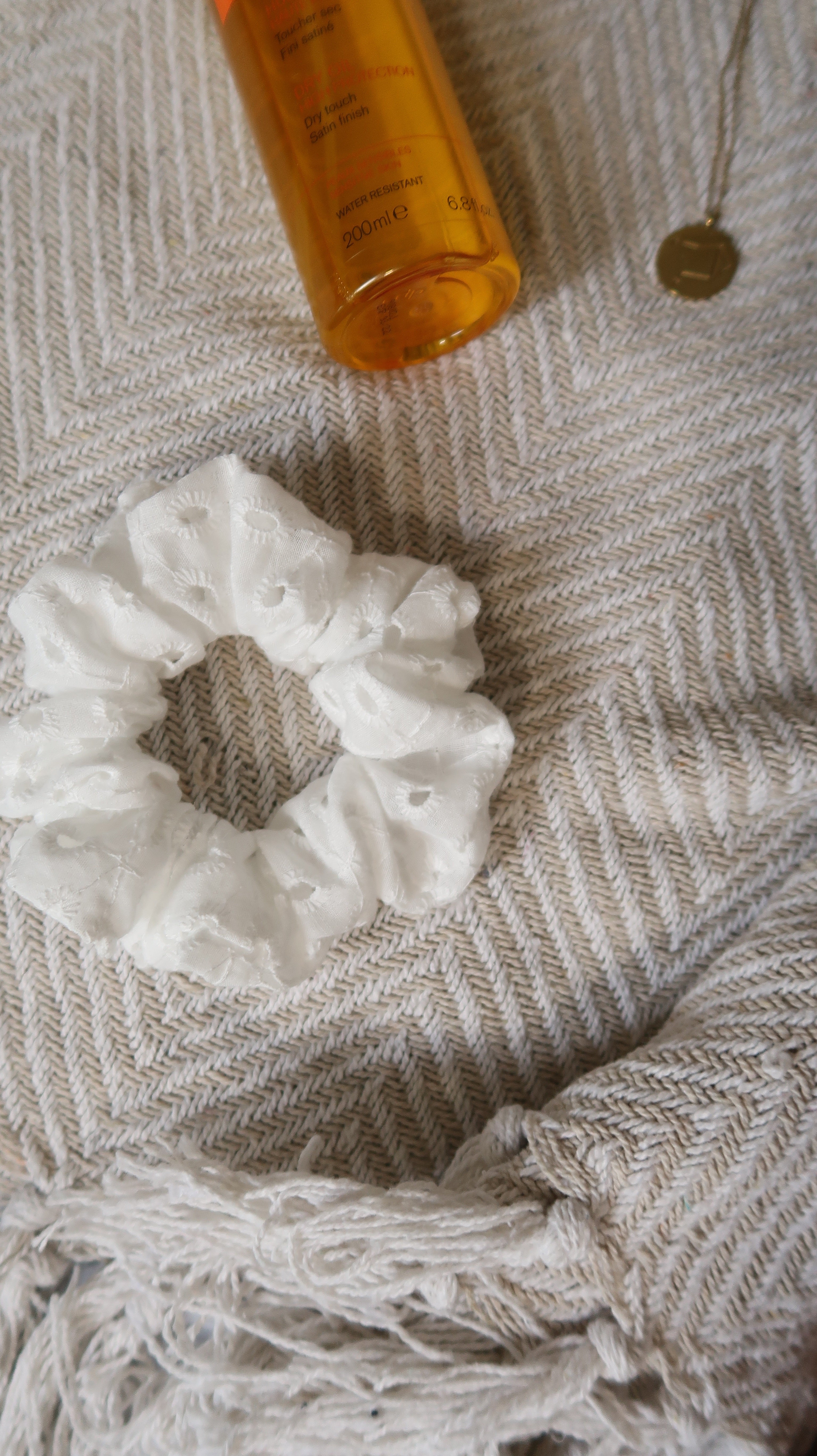 Scrunchie Isla – Scrunchie en broderie anglaise blanche fait main (100% coton) Ma boutique